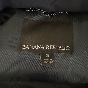 Navy blue banana republic parka with faux fur women’s medium